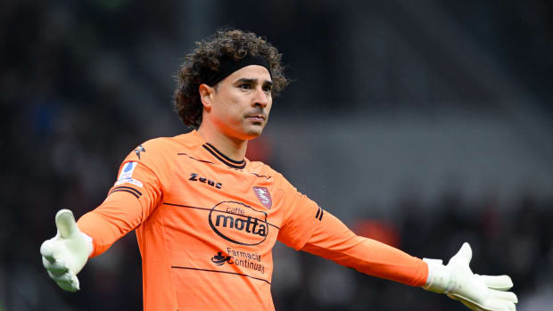 Guillermo Ochoa en duelo con el Salernitana de la Serie A